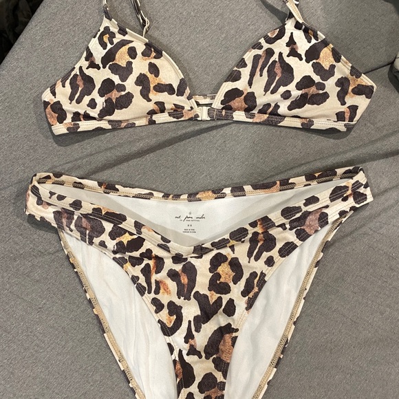 Bikini - Picture 1 of 4